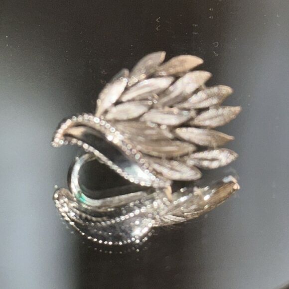 Vintage Trifari silver tone leaf motif clip on earrings - Picture 3 of 5